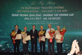 Thứ trưởng Y tế trao tặng Bằng khen cho những GS đầu ngành, những người có nhiều đóng góp cho quá trình xây dựng và phát triển của Bộ môn Ngoại. (Ảnh: Vũ Cường)