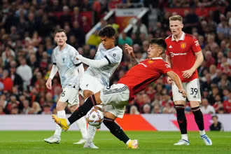 Man United và Liverpool hứa hẹn sẽ làm nên trận derby nước Anh đầy hấp dẫn. (Ảnh: The Independent)