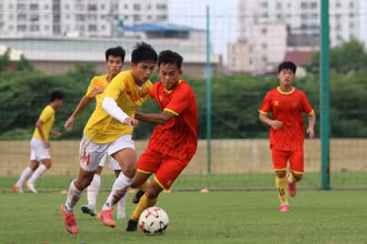 Đội tuyển U16 Việt Nam (áo vàng) và U19 Công an nhân dân đã thi đấu cống hiến suốt 3 hiệp. (Ảnh: VFF)