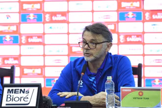 HLV Philippe Troussier tại buổi họp báo ngày 25/3. (Ảnh: TRẦN HẢI)