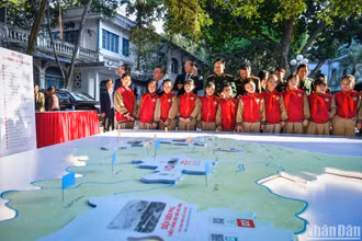 Các em học sinh Trường tiểu học Tràng An đến với triển lãm. (Ảnh: THÀNH ĐẠT)