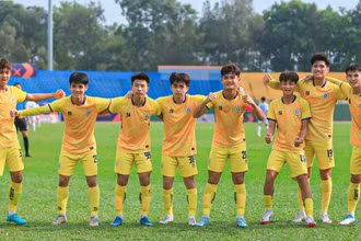 Các cầu thủ U19 Hà Nội ăn mừng chiến thắng chung cuộc. (Ảnh: VFF)