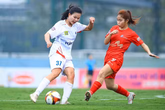 Phong Phú Hà Nam (áo trắng) giành chiến thắng thứ hai. 