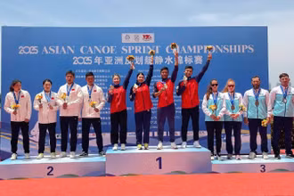 Bộ tứ Phạm Hồng Quân, Bùi Thị Yến, Ma Thị Thúy và Hiên Năm trên bục nhận Huy chương Vàng. 