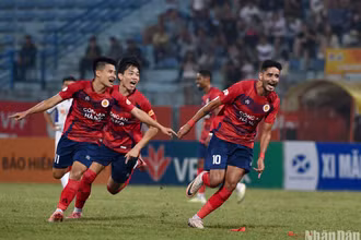 Leo Artur (số 10) ăn mừng cùng các đồng đội sau bàn thắng mở tỷ số cho Công an Hà Nội. (Ảnh: TRẦN HẢI)