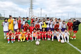 Cầu thủ hai đội U17 nữ Việt Nam và U17 nữ Okinawa chụp ảnh lưu niệm sau trận đấu. 