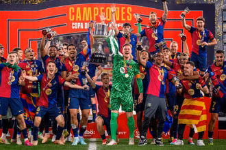 Các cầu thủ Barcelona nâng cao Cúp Nhà vua. (Ảnh: Barca FC)