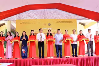 Các đại biểu cắt băng khai trương trưng bày chuyên đề: “Đông Kinh – Lam Kinh thời Lê”.