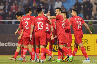 Các tuyển thủ ăn mừng cùng Tiến Linh nâng tỷ số lên 2-0. (Ảnh: TRẦN HẢI)