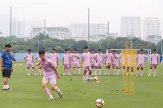 Huấn luyện viên Trần Minh Chiến cùng các học trò trên sân tập Trung tâm đào tạo bóng đá trẻ Việt Nam, sáng 23/5. (Ảnh: VFF)