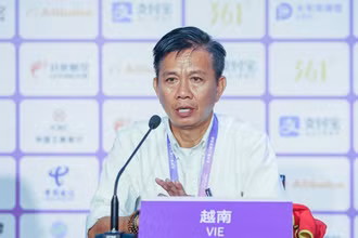 Huấn luyện viên Hoàng Anh Tuấn tại buổi họp báo sau trận thua Saudi Arabia. (Ảnh: VFF)