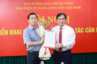Phó Trưởng Ban Tuyên giáo Trung ương Phan Xuân Thủy trao Quyết định và tặng hoa chúc mừng đồng chí Nguyễn Công Dũng.