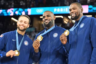 Stephen Curry, LeBron James và Kevin Durant giúp Mỹ giành huy chương vàng bóng rổ. (Ảnh: Getty)