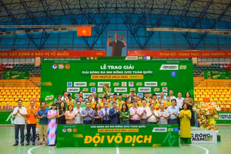 Ban Tổ chức trao Cúp vô địch cho U11 Sông Lam Nghệ An.