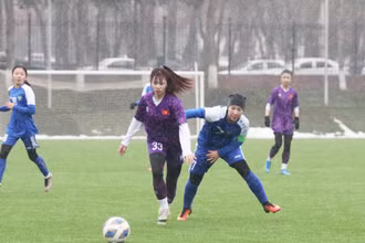 Đội tuyển U20 nữ Việt Nam cầm hoà chủ nhà U20 Uzbekistan dưới mưa tuyết. (Ảnh: VFF)