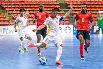 Phạm Đức Hòa lập cú đúp trong chiến thắng 3-1 của đội tuyển futsal Việt Nam trước Mozambique. 
