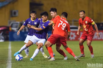 Hà Nội và Hồng Lĩnh Hà Tĩnh thi đấu nỗ lực với hy vọng giành trọn 3 điểm. (Ảnh: TRẦN HẢI)