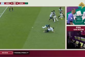 Công nghệ VAR được áp dụng trong trận đấu. (Nguồn: FOXsports)