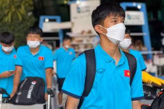 Các cầu thủ U16 Việt Nam tại sân bay thủ đô Jakarta. (Ảnh: VFF)