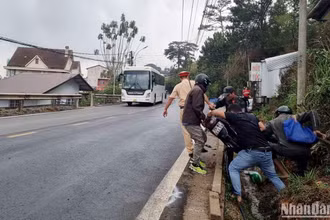 Công an và người dân hỗ trợ xử lý hiện trường. 