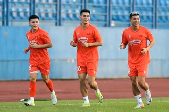 Tiến Linh cùng Quang Hải và Thanh Bình tập luyện hồi phục, tách riêng với các đồng đội. (Ảnh: VFF)