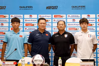 Huấn luyện viên Tsai Wen-yi cùng cầu thủ Lars Larsen của Đài Loan (Trung Quốc) đánh giá cao U17 Việt Nam trước trận đấu ngày mai (5/10). (Ảnh: VFF)