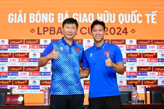 Huấn luyện viên Kim Sang Sik và cầu thủ Quế Ngọc Hải tại buổi họp báo trước trận đấu gặp đội tuyển Nga. (Ảnh: SƠN TÙNG)