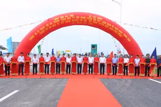 Phó Thủ tướng Trần Hồng Hà cùng đại diện lãnh đạo các đơn vị, địa phương thực hiện nghi thức thông xe kỹ thuật tuyến cao tốc bắc-nam đoạn qua Hà Tĩnh.