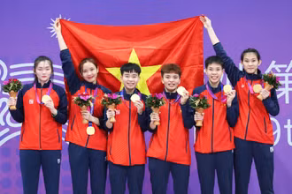 Các thành viên đội tuyển cầu mây nữ Việt Nam trên bục nhận Huy chương Vàng ASIAD 19.