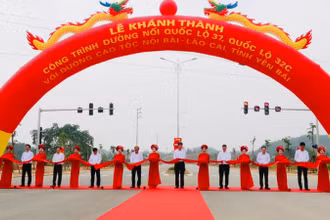 Lãnh đạo tỉnh Yên Bái cắt băng khánh thành công trình. (Ảnh: THANH SƠN)