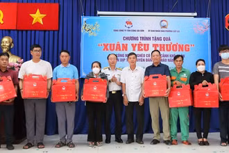 Đại diện Tân Cảng Sài Gòn và các lãnh đạo địa phương trao quà Tết cho người lao động có hoàn cảnh khó khăn. (Ảnh: Công Hoan)