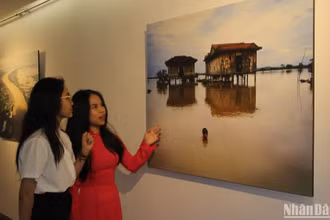 Khai mạc triển lãm ảnh nghệ thuật Mê Kông - Chuyện đôi bờ. (Ảnh: ANH ĐÀO)