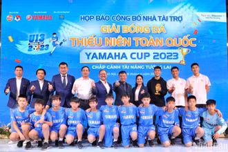 Đại diện ban tổ chức cùng nhà tài trợ chụp ảnh lưu niệm cùng các cầu thủ thiếu niên tại buổi họp báo. 