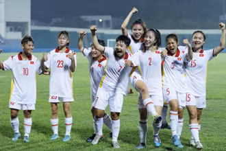 Các nữ tuyển thủ U20 Việt Nam ăn mừng chiến thắng đậm đà. (Ảnh: VFF)