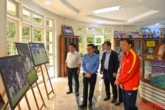 Tổng Biên tập Báo Nhân Dân Lê Quốc Minh cùng Đoàn công tác thăm phòng truyền thống Câu lạc bộ Hoàng Anh Gia Lai. 