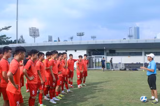 Huấn luyện viên Đinh Thế Nam dặn dò các cầu thủ U19 Việt Nam trong buổi tập luyện. (Ảnh: VFF)