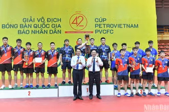 Phó Tổng Biên tập Quế Đình Nguyên và Phó Chủ tịch Ủy ban nhân dân tỉnh Khánh Hòa Đinh Văn Thiệu trao huy chương và cúp cho các đội đoạt giải tại nội dung đồng đội nam.