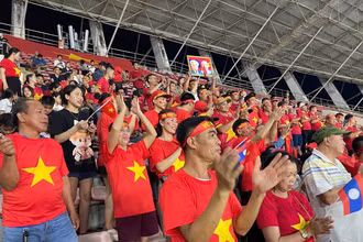 [Ảnh] Người hâm mộ tại Lào "tiếp lửa" cho đội tuyển Việt Nam