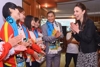 Thủ tướng New Zealand Jacinda Ardern gặp gỡ các thành viên đội tuyển nữ Việt Nam chiều 15/11. (Ảnh: VIỆT LINH)