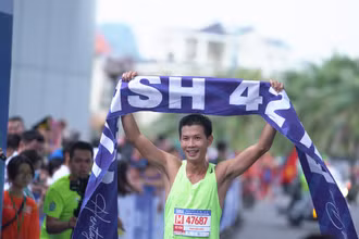 Vận động viên Đặng Anh Quyết đăng quang hạng mục marathon nam 42km. (Ảnh: BTC)