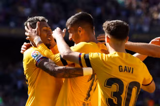Cầu thủ Barca ăn mừng đầy phấn khích sau bàn thắng mở tỷ số, ngày 23/4. (Ảnh: Reuters)
