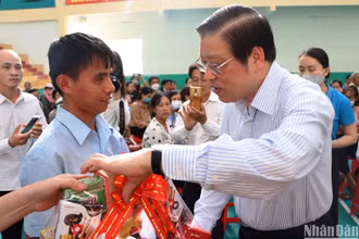 Trưởng Ban Nội chính Trung ương Phan Đình Trạc tặng quà Tết công đoàn viên, người lao động nghèo, có hoàn cảnh khó khăn của tỉnh Đắk Nông tại thành phố Gia Nghĩa.