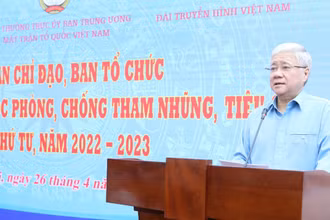 Chủ tịch Ủy ban Trung ương Mặt trận Tổ quốc Việt Nam Đỗ Văn Chiến phát biểu tại cuộc họp.