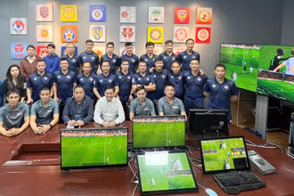 Các trọng tài và trợ lý trọng tài tham dự khóa học đào tạo trọng tài VAR đợt 1. (Ảnh: VFF)