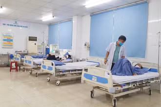 Các bệnh nhân nghi ngộ độc thực phẩm đang được điều trị tại Bệnh viện 199. (Ảnh: Bệnh viện 199 cung cấp)
