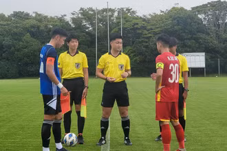 Ban trọng tài cùng đội trưởng hai đội trước trận đấu. (Ảnh: VFF)