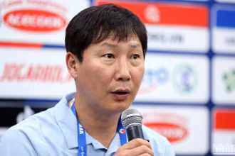 Huấn luyện viên Kim Sang Sik chia sẻ tại buổi họp báo sau trận đấu, tối 19/3. (Ảnh: SƠN TÙNG)