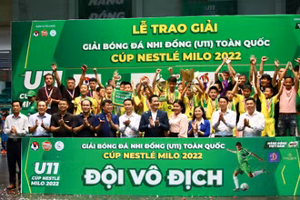 U11 Sông Lam Nghệ An nâng cao chiếc cúp vô địch. (Ảnh: BTC)