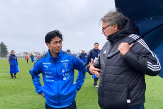 Huấn luyện viên Phillippe Troussier gặp gỡ cầu thủ Công Phượng trên sân tập của câu lạc bộ Yokohama. (Ảnh: VFF)