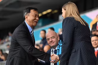 Chủ tịch FIFA Gianni Infantino (giữa), Chủ tịch VFF Trần Quốc Tuấn (trái) và Chủ tịch Liên đoàn Bóng đá Mỹ Cindy Parlow Cone gặp mặt trong trận đấu giữa đội tuyển nữ Việt Nam và Mỹ. (Ảnh: VFF)